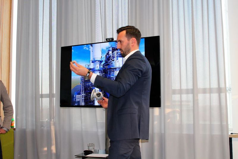 Thomas Daffner, Produktmanager bei Linde Plant Serve hält ein Ersatzteil in der Hand.   (Geipel-Kern)