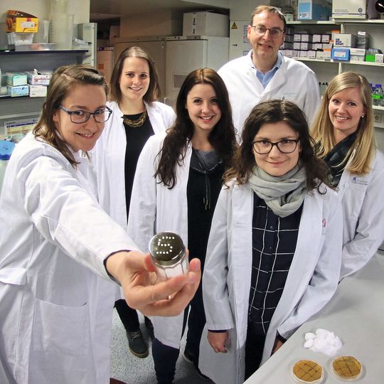 Das Team von der Universität Bonn untersuchte die Auswirkungen von Salz auf das Immunsystem: (v.l.) Dr. Katarzyna Jobin, Natascha Ellen Stumpf, Melanie Eichler, Prof. Dr. Christian Kurts, Olena Babyak und Mirjam Meissner. Das Team von der Universität Bonn untersuchte die Auswirkungen von Salz auf das Immunsystem: (v.l.) Dr. Katarzyna Jobin, Natascha Ellen Stumpf, Melanie Eichler, Prof. Dr. Christian Kurts, Olena Babyak und Mirjam Meissner.