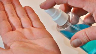 Detaillierte Vorgaben für Hygienemaßnahmen, Dienstreisen, Veranstaltungen und Zusammenarbeit sollen die Ausbreitung des Coronavirus bei Covestro verhindern. (gemeinfrei)