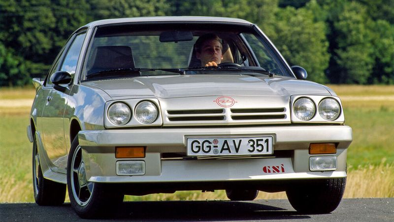 Im Frühjahr 1982 erhielt der Manta ein umfangreiches Facelift mit Elementen der Rallyeversion des Manta 400. Das Frontblech bekam vier statt zwei Kühlluft-Öffnungen. Die Stoßstangen waren aus in Wagenfarbe lackiertem Kunststoff. Die Frontstoßfänger hatten einen integrierten Spoiler. Im Herbst 1984 wurde die Bezeichnung des Manta GT/E wie zuvor beim Kadett in GSi geändert. Ab April 1985 war der Manta GSi Exclusiv erhältlich. Dieses von Irmscher veredelte Sondermodell hatte runde Doppelscheinwerfer, spezielle Polsterstoffe im Innenraum sowie ein Dreispeichen-Lederlenkrad. Lieferbar waren zunächst nur die Lackierungen Monacoblau oder Dakargold. Die Leichtmetallräder hatten eine spezielle Farbgestaltung (Anthrazit mit Silberrand) und ein dreiteiliger lackierter Heckflügel war serienmäßig.  (Bild: Opel)