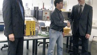 Ralf Dietrich, Geschäftsführer bei Baumüller, und Heinrich März, Entwicklungsleiter, überreichten Prof. Sztefka, Fakultät für Elektrotechnik Feinwerktechnik Informationstechnik an der TH Nürnberg, Komponenten der aktuellsten Baureihen. (Baumüller)