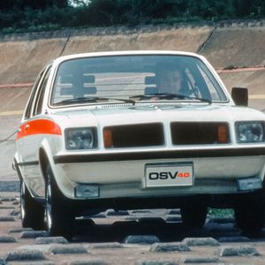 Neue Sicherheitsvorschriften in den USA sorgten Anfang der Siebzigerjahre bei den Herstellern für ein Umdenken in Sachen Crashverhalten. Und so wurde für die zweite ESV-Konferenz (Internal Technical Conference on the Enhanced Safety of Vehicles) ein Prototyp entwickelt, in dem einige neue Sicherheitskonzepte getestet wurden. Basis für den OSV war dabei die Plattform des Opel Kadett C, der seit 1973 gefertigt wurde. (Bild:  Opel)