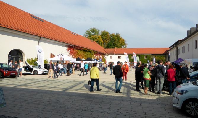 Das teilnehmerfeld am Start- und Zielort Fürstenfeldbruck (Bild: ePROJEKT)