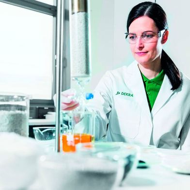 Chemikalienexperten der Dekra mahnen die zum 12. August in Kraft tretenden strengeren PFAS-Grenzwerte für Lebensmittelverpackungen an. (Bild: Dekra)