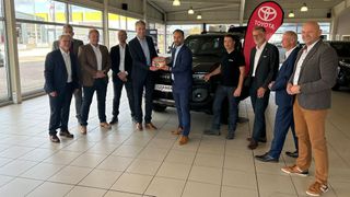Das Toyota-Außendienstteam begrüßte Car Union mit einer Willkommenstorte als neuen Partner im Vertriebsnetz. (Bild: Toyota)