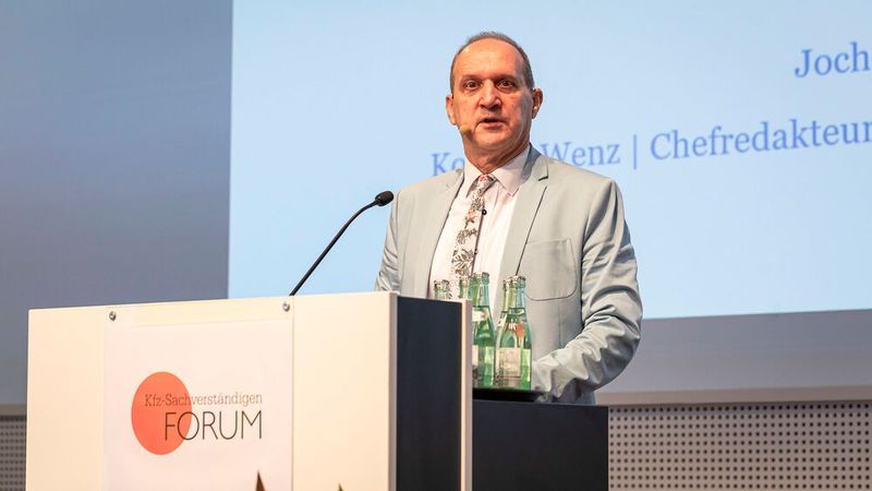 Rechtsanwalt Jochen Pamer, Geschäftsführer Autorechtaktuell, führte durch das Programm. (Bild: Stefan Bausewein)