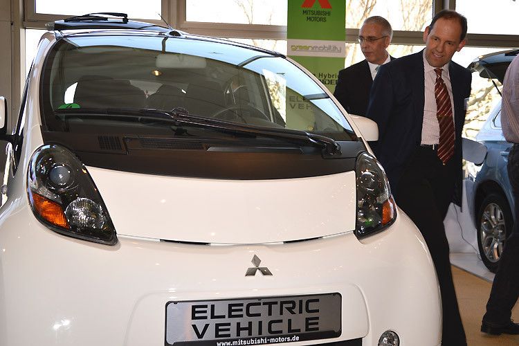 Mitsubishi ändert für den deutschen Markt den belächelten Namen seines Elektrofahrzeugs i-Miev und senkt ab sofort den Preis. Netto soll das „Mitsubishi Electric Vehicle“ künftig 19.990 Euro kosten. (Foto: Achter)