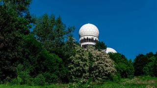 Gleich „um mehrere Jahre“ soll sich der Start des von fünf ostdeutschen Ländern geplanten Abhörzentrums verzögern. (Bild: frei lizenziert)