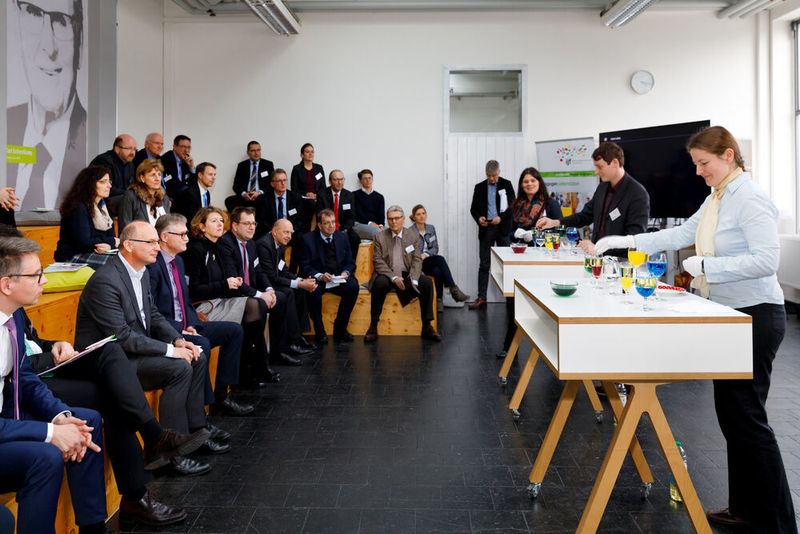 Zum Auftakt des Bildungspanels hatte der Veranstalter kleine Experimente vorbereitet. „Wir müssen in Sachen MINT-Bildung Dampf machen“, erklärt Dr. Brenda Pfenning, Bereichsleiterin Bildung der Initiative Junge Forscherinnen und Forscher e.V. (3.v.r.) (Anderas Grasser/IJF)