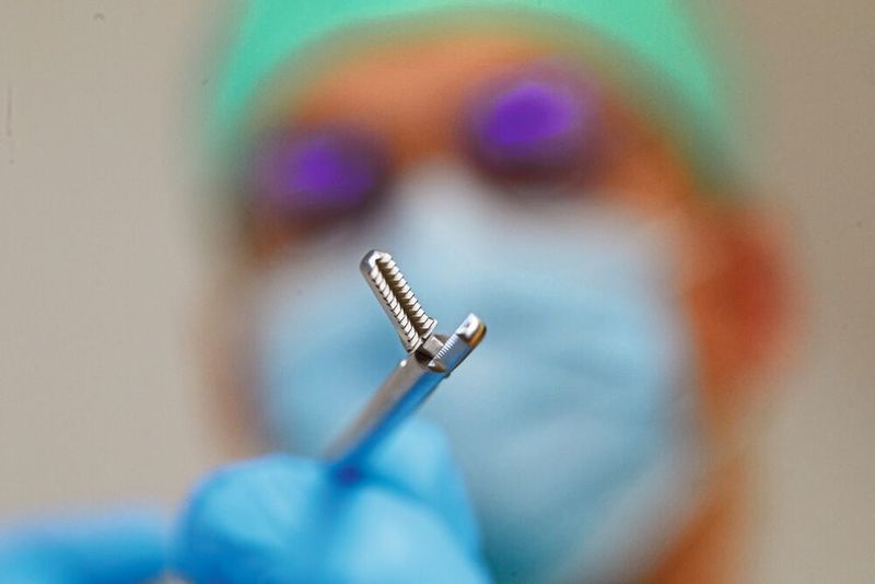 Stolz ist Tschida und sein Team auf die atraumatische DeBakey-Pinzette, ein doppelt bewegliches Instrument mit zwei Maulteilen: Es erhält eine spezielle Zahnung zum sicheren Halten und Fassen von sehr empfindlichen Blutgefäßen.  (Bild: Starrag/Ralf Baumgarten)