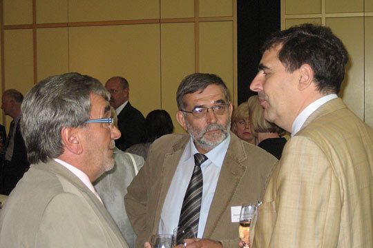 Tauschten sich am Rande der Feier über die aktuelle Entwicklung aus: Hans-Peter Lange, Präsident des Landesverbandes Berlin-Brandenburg , Klaus-Dietrich Weinreich, LV-Vizepräsident Berlin-Brandenburg, und Martin Rumpff, Geschäftsführer Landesverband Hamburg. (Archiv: Vogel Business Media)