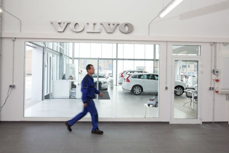 Blick von der Direktannahme im Autohaus Sachs in den Schauraum. (Foto: Volvo)