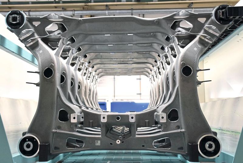 Am Standort Pilsting (Bayern) fertigt Rübig Aluminium Hinterachsträger für einen Premium-Automobilhersteller vom Aluminiumguss-Rohteil bis zur einbaufertigen Baugruppe.(Bild:  P. Kemptner)