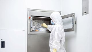 Die Materialschleuse verfügt über zwei Ebenen. Das Produkt kann im unteren Bereich erst entnommen werden, wenn die Klappe im oberen Bereich verschlossen ist. (Bild: Becker Reinraumtechnik)