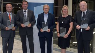 Die Gewinner des Blauen Kalligraphen 2016 (v.l.n.r.): Andreas Jokisch, Winfried Preuss und Hans Medele sowie die Sonderpreisträger Svenja Fricke und Helmut Kimmina. (ZDK)