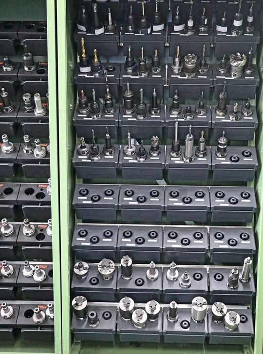 Der Blick in diesen «Toolbase» Ausgabeschrank zeigt die nummerierten Lagerplätze mit zusammengebauten Werkzeugen. Diese sind auf dem Haimer Microset Voreinstellgerät «UNO automatic drive 20/40» vermessen und als digitaler Zwilling in «WinTool» auf den Lagerplatz gebucht.(Bild:  Haimer)