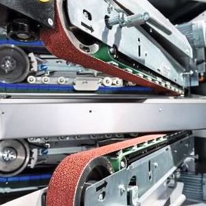 Die SMB-L 1500 verfügt über ein vorgeschaltetes Aggregat mit Schleifpapier. Auch dies trägt dazu bei, effiziente Prozessabläufe sicher zu stellen.(Bild:  Lissmac)