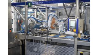 Zwei KR-Agilus-Hygieneroboter verarbeiten bei Vepo Cheese Käse zu Sticks und führen diese der Verpackungsmaschine zu. (Bild: sg)