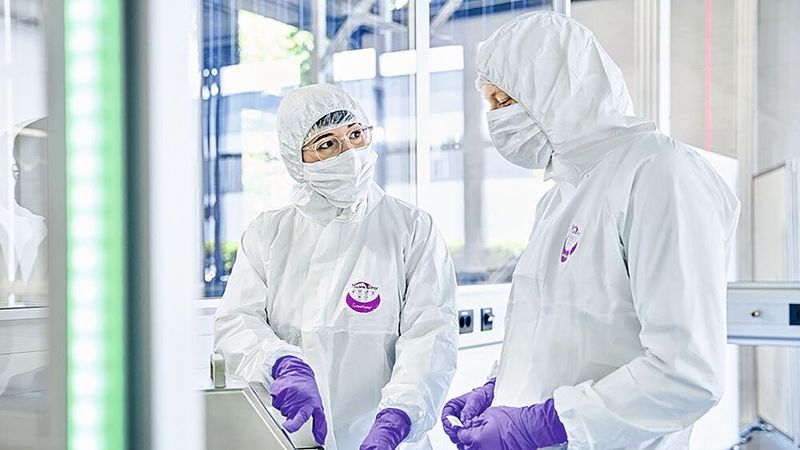 Travailler dans le respect des normes d'hygiène les plus strictes : dans une salle blanche, les solutions modulaires et la technique de signalisation moderne d'item assurent un environnement de production optimal pour la technique médicale.  (Source : item)