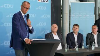 CDU-Bundesvorsitzender Friedrich Merz (l.) startete seinen Wahlkampf zur Landtagswahl in Thüringen im Autohaus Helmut Peter (2. v. l.) (Bild: Doreen Depping )