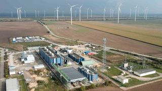 Die Prozesskette des grünen Wasserstoffs erstreckt sich im Energiepark Bad Lauchstädt von der Erzeugung mit Windstrom über den Transport und die Vermarktung bis hin zur Nutzung in der Industrie.  (Bild: Tom Schulze)