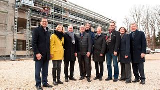 Freude über das ZQB-Richtfest (v.l.): Ulms Finanzbürgermeister Martin Bendel, Angela Wehling und Wilmuth Lindenthal (beide VBA, Amt Ulm), MWK-Amtschef Ulrich Steinbach, Prof. Fedor Jelezko (BioQ/ ZQB), Universitätspräsident Prof. Michael Weber, Prof. Martin Plenio (BioQ/ ZQB), Prof. Tanja Weil (BioQ/ZQB) und Uni-Kanzler Dieter Kaufmann. (Eberhardt/Uni Ulm)