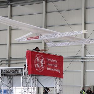 Auf satte 18 m Spannweite kommt dieser Papierflieger der TU Braunschweig.