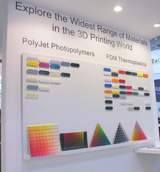 Überschaubare Machbarkeiten: Hier hat man im wahrsten Sinne des Wortes ein Bild davon gemacht, wie sich die Produktionsmöglchkeiten der Stratasys-Technik auf die Bauteile auswirken werden. Haptik, Farbe und Oberflächenqualität des späteren Objekts, werden so quasi erfassbar. (Bild: Königsreuther)