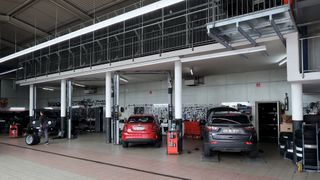 Die Einlagerung der Kundenräder erfolgt auf der Empore oberhalb der Werkstattarbeitsplätze und in einem Raum dahinter. (Bild: Diehl/»kfz-betrieb«)