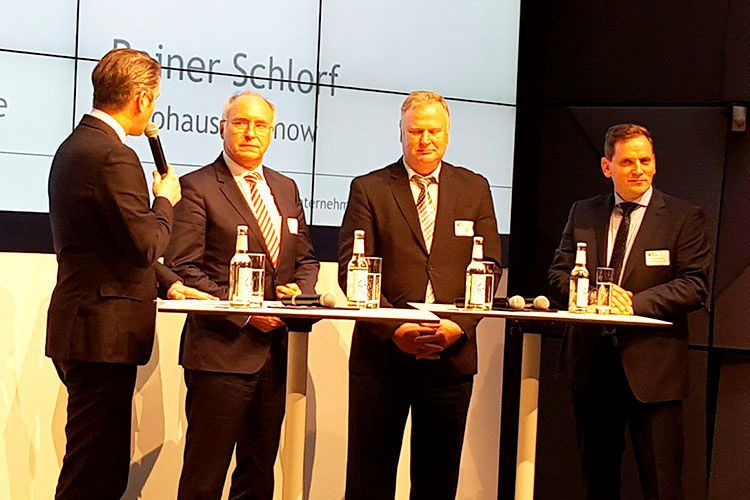 In der weiteren Diskussionsrunde war sich Klaus Sorg (2. v li.) sicher, dass die Kundeninformation per Internet zur Normalität gehört. „Es ist aber auch eine Chance für uns.“ (Foto: Schwickal)