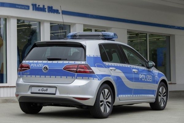 Der eGolf in Polizeiuniform: Angetrieben wird der e-Golf von einem 85 kW starken Elektromotor, der aus dem Stand heraus ein maximales Drehmoment von maximal 270 Nm entwickelt. (Bild: VW)