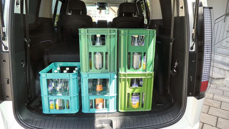 Wer mehr Platz benötigt, kann zum einen die dritte Sitzreihe um 40 Zentimeter nach vorne schieben sowie die Rückenlehne umklappen. (Bild: Wolfgang Michel – VCG)