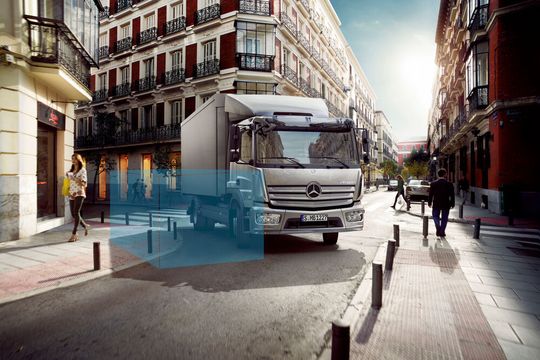 Mercedes-Benz rüstet auf Wunsch bei Lkws und Setra-Bussen den Abbiegeassistenten nach.(Bild:  Daimler)