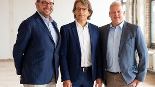 Der Sartorius-Vorstandsvorsitzende Joachim Kreuzburg (Mitte) und die beiden Life-Science-Factory-Geschäftsführer Marco Janezic (links) und Sven Wagner (rechts). (Sartorius, Fotograf: Swen Pförtner)