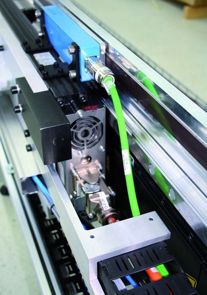 Bild 2: Die Linearmotoren lassen sich wie normale Getriebemotoren anbauen. Bei einer rotativen Lösung wären Adapter, Kupplungen, Drehmomentstützen oder diverse weitere Kleinteile notwendig gewesen. (Archiv: Vogel Business Media)