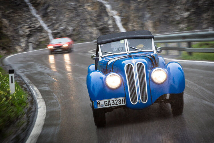 Auf kurvenreichen Straßen merkt man, dass das BMW-Fahrwerk damals seiner Zeit voraus war. (Foto: BMW)