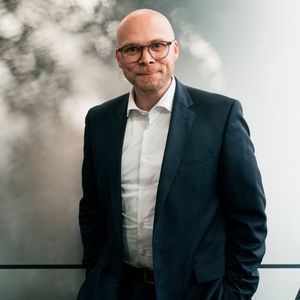 Dr. Fabian Mehring war vor seiner Zeit als bayerischer Digitalminister Parlamentarischer Geschäftsführer der Freien Wähler im bayerischen Landtag. Seit November 2023 leitet er das Bayerische Staatsministerium für Digitales.(©  STMD)