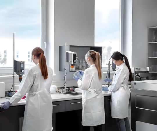 Das Team von Glance Cosmetic Engineering hat sich schnell in Dynamics 365 Business Central eingearbeitet.(Bild:  Glanzer Cosmetics)