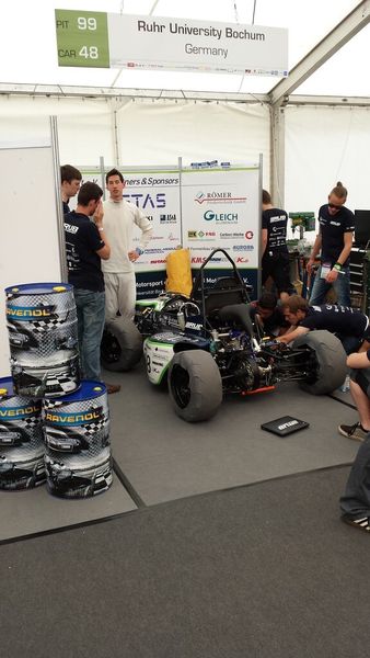 Pit-Stopp beim Team der Ruhr Universität Bochum: Das Team erreichte 2014 den 36 Platz unter 75 Teilnehmenden Teams. (Bild: Höltkemeier)