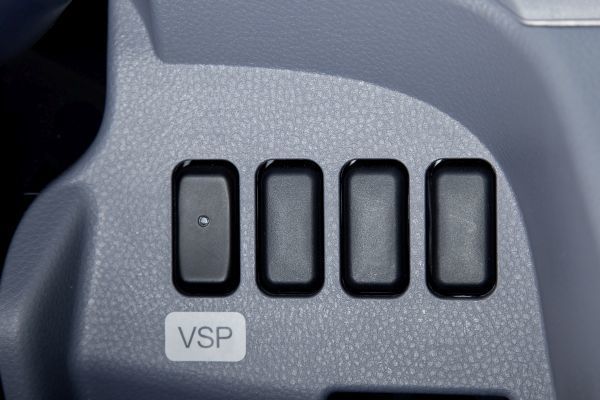 Um Fußgänger und andere Verkehrsteilnehmer zu warnen gibt es deshalb die Taste VSP „Vehicle Sound für Pedestrians“. (Bild: Daimler)