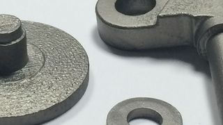 Ein Ensemble aus typischen Feingussteilen ist hier zu sehen. Im Rahmen der Hannover Messe zeigt der Aussteller Blank in Halle 5 am Stand B35, welche Simulationsmöglichkeiten durch das sogenannte „Digital Twin by Feinguss Blank“ möglich sind, um Zeit, Material und Kosten bei der Entwicklung zu sparen – noch bevor ein Teil gefertigt wird. Genau genommen, handelt es sich hier um Prototypen, die per SLS hergestellt wurden. (Feinguss Blank)