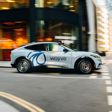 Wayve entwickelt einen KI-Software-Stack für das automatisierte Fahren. Offenbar hat sich nun der VW-Konzern für die Technik entschieden. (Bild: Wayve)