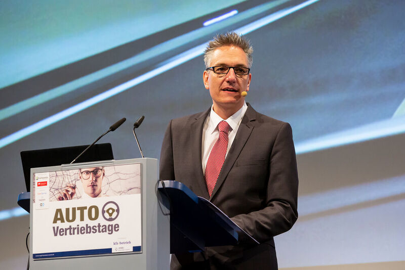 Chefredakteur Wolfgang Michel forderte die Teilnehmer der Autovertriebstage auf, die „Roadmap 2028: Morgen erfolgreich handeln!“ zu entwickeln. (Stefan Bausewein)