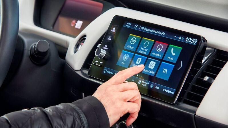 Viele Autokunden in Deutschland wollen mittlerweile die Möglichkeit haben, Smartphone-Inhalte auf dem Infotainment-Display im Pkw spiegeln zu können.