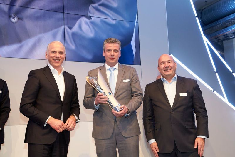 Gemeinsam mit Rainer Feurer, Leiter kundenzentrierte Vertriebsentwicklung, Kundenerlebnis (re.), zeichnete Pieter Nota Arie Verschoor, Dusseldorp, Niederlande als „Manager des Jahres“ aus. (BMW)