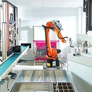 Blick ins automatisierte Prüflabor der SmartFactory bei Amag Austria Metall AG. (Bild: Amag Austria Metall AG)