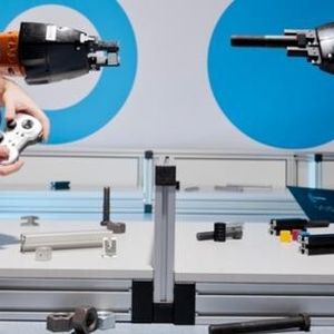 Das Team b-it-bots der Hochschule Bonn-Rhein-Sieg bei der Arbeit mit den Kuka YouBots, die in der @Work League zum Einsatz kommen.