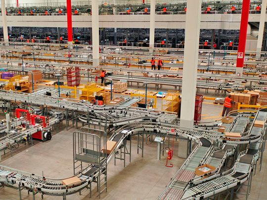 TGW Italien freute sich über den bisher größten Auftrag der Geschichte. Denn der wiederum größte Buchhändler Italiens beauftragte das Unternehmen mit der Installation eines modernen Fullfilment Centers nebst innovativer Intralogistik. Hier eine Beschreibung.(Bild:  TGW)