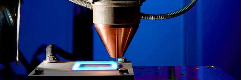 Laserprozess und Lichtbogenauftrag kombiniert das neue Collar-Hybrid-Verfahren. Laserprozess und Lichtbogenauftrag kombiniert das neue Collar-Hybrid-Verfahren.