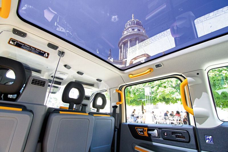 Das Fahrerlebnis ist für nicht-englische Passagiere durchaus ungewöhnlich. (Bild: LEVC)